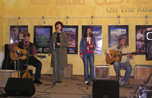 V rámci únorových STOP SEŠLAPANEJCH BOT jste mohli v brněnském klubu Na cestě potkat hned dvě legendární kapely - brněnskou Ozvěnu a pražský Pacifik. Nelehkou úlohu nahradit Pepu Blažejovského na sebe vzal František Nedvěd a přestože hrál s Pacifikem prvně, hrál bezvandě.