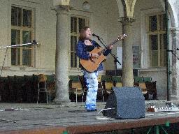 Alena Vítová v Kuřimi na finále Zahrady písničkářů 2005 (foto: Milan Tesař)